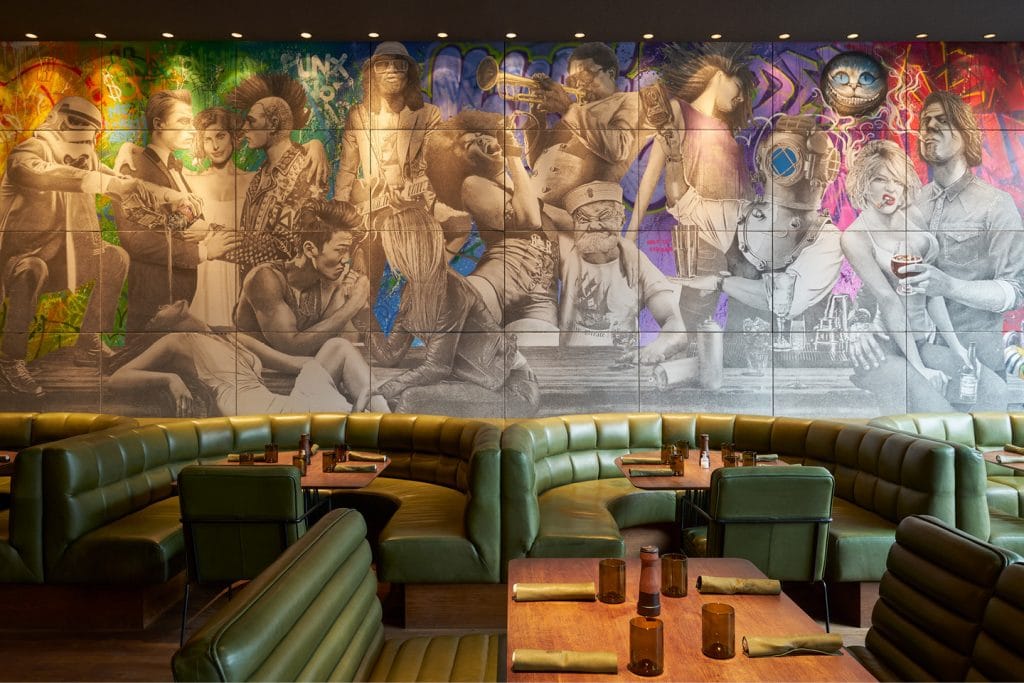Der Wiener Künstler Akira Sakura entwarf für die Bar „Spelunke“ die überdimensionalen Wand-Graffitis, die in einem sehr aufwändigen Verfahren mittels Betondruck mit Reaktionsfolie von Breitwieser umgesetzt wurde.