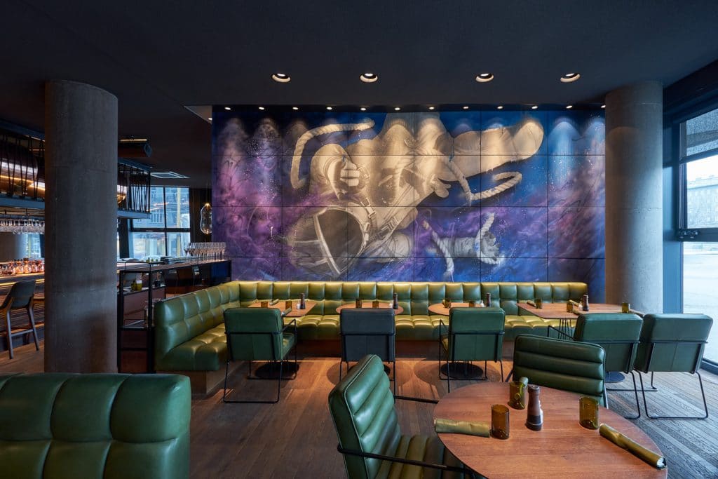 Der Wiener Künstler Akira Sakura entwarf für die Bar „Spelunke“ die überdimensionalen Wand-Graffitis, die in einem sehr aufwändigen Verfahren mittels Betondruck mit Reaktionsfolie von Breitwieser umgesetzt wurde.