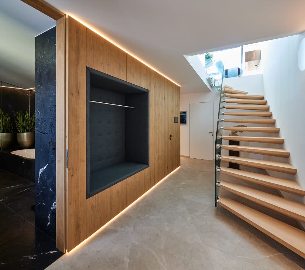 Die Wohnküche im Penthouse H. wurde in schwarzem Kalkstein (Pierre Bleu Pec) mit grober Oberfläche ausgeführt. Die rohe Haptik des handgeschliffenen Steins setzt auf Natürlichkeit auf der Fläche und an der Wand.