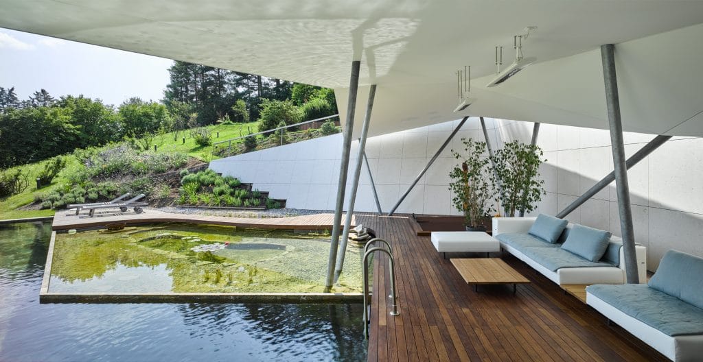 Architekturvilla mit stilvollem Natursteinpool aus Rain Forest Green Marmor sowie einer Wandverkleidung der Fassade aus White Shell Kalkstein