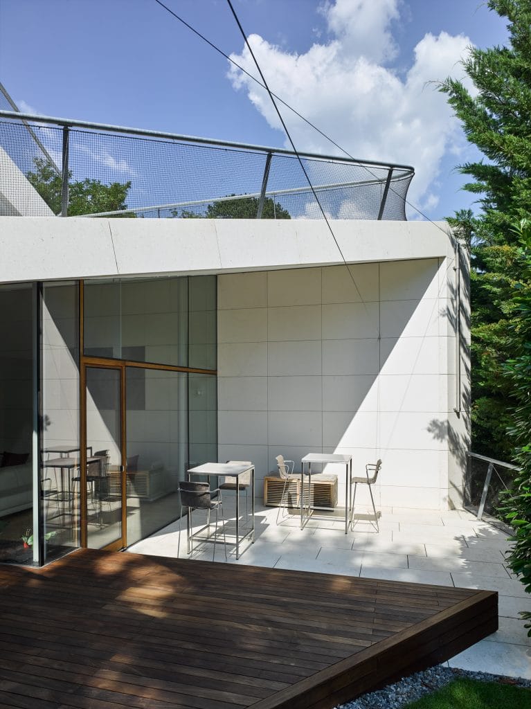 Architekturvilla mit stilvollem Natursteinpool aus Rain Forest Green Marmor sowie einer Wandverkleidung der Fassade aus White Shell Kalkstein