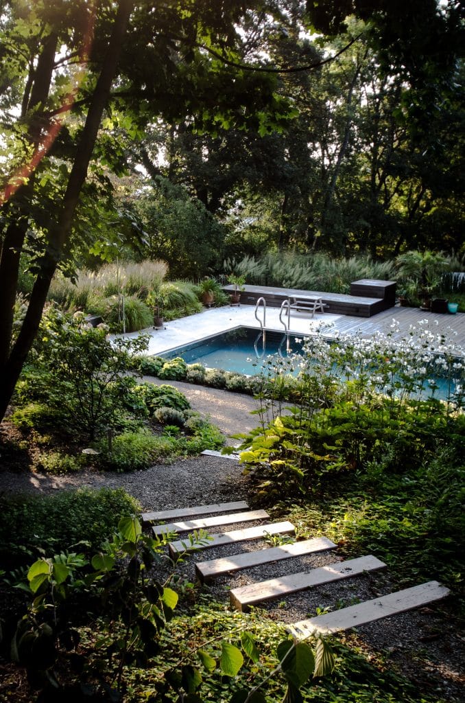 Die Villa am Waldrand von Atelier Claus Radler setzt auf zeitlose und dauerhafte Materialien. Neben dem Pool, den Steinmauern, den Terrassen und der Wegeführung in der sehr natürlich gewachsenen Gartengestaltung von Clemens Lutz kommt im Wohnzimmer ein schöner türkischer Marmor von Breitwieser zum Einsatz