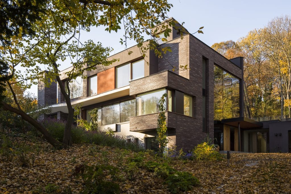 Die Villa am Waldrand von Atelier Claus Radler setzt auf zeitlose und dauerhafte Materialien. Neben dem Pool, den Steinmauern, den Terrassen und der Wegeführung in der sehr natürlich gewachsenen Gartengestaltung von Clemens Lutz kommt im Wohnzimmer ein schöner türkischer Marmor von Breitwieser zum Einsatz
