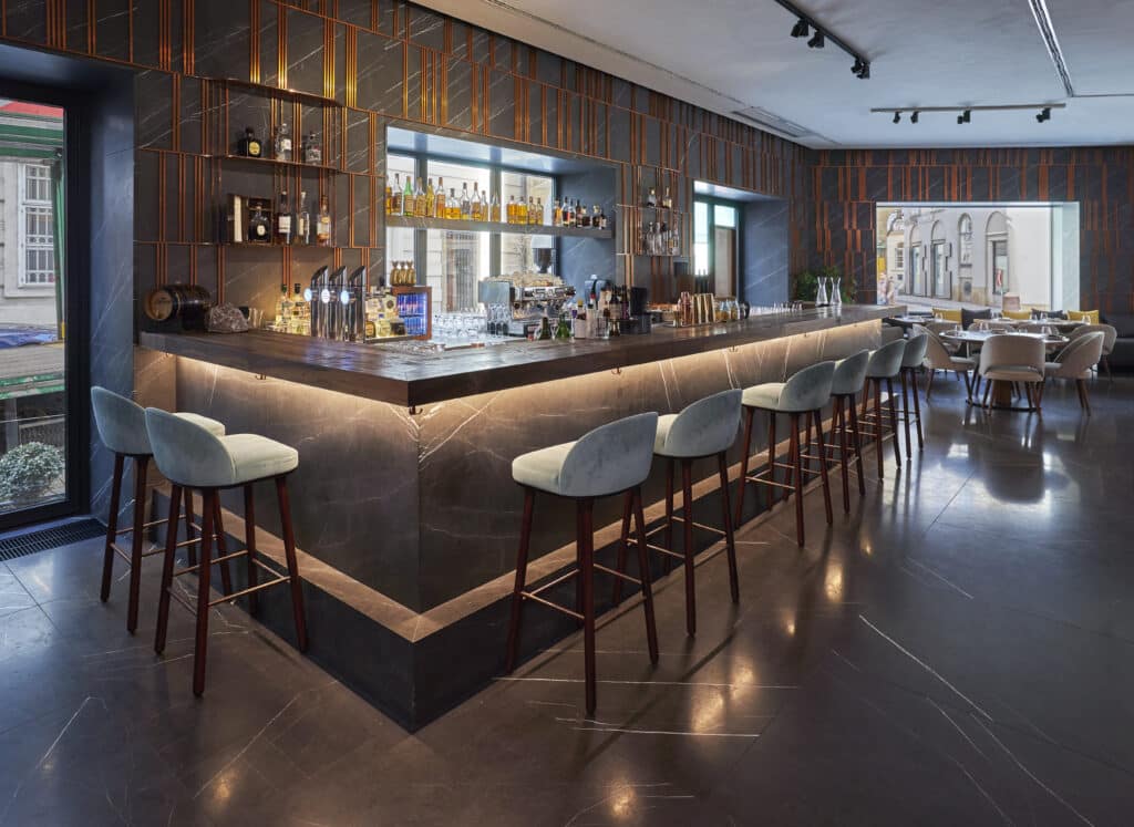 Der anthrazitfarbene Marmor Grey Pietra aus dem Iran weist eine markante, elegante weiße Maserung auf. Wie man im Restaurant AI sehen konnte, ist er äußerst vielseitig einsetzbar und bleibt trotz Akzentsetzung eher klassisch zurückhaltend.