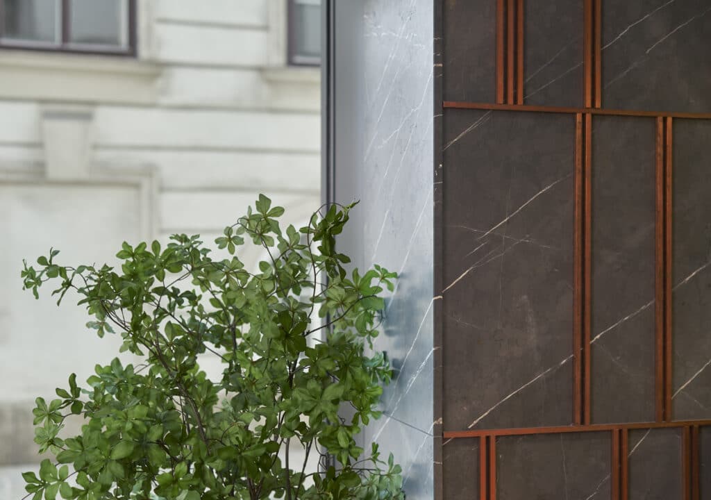 Der anthrazitfarbene Marmor Grey Pietra aus dem Iran weist eine markante, elegante weiße Maserung auf. Wie man im Restaurant AI sehen konnte, ist er äußerst vielseitig einsetzbar und bleibt trotz Akzentsetzung eher klassisch zurückhaltend.