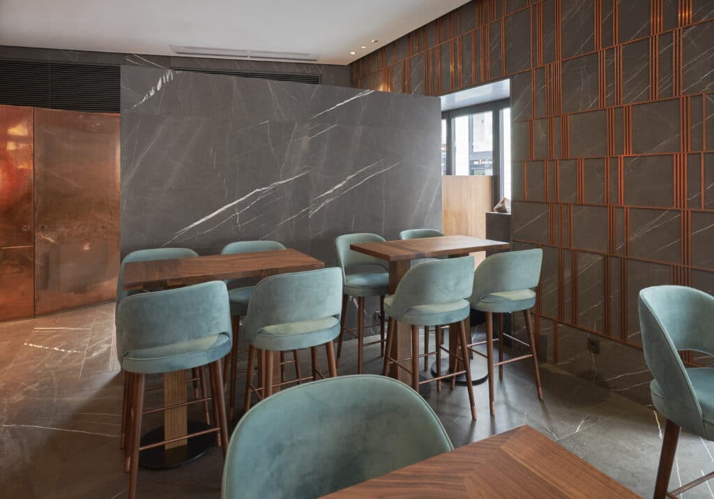 Der anthrazitfarbene Marmor Grey Pietra aus dem Iran weist eine markante, elegante weiße Maserung auf. Wie man im Restaurant AI sehen konnte, ist er äußerst vielseitig einsetzbar und bleibt trotz Akzentsetzung eher klassisch zurückhaltend.