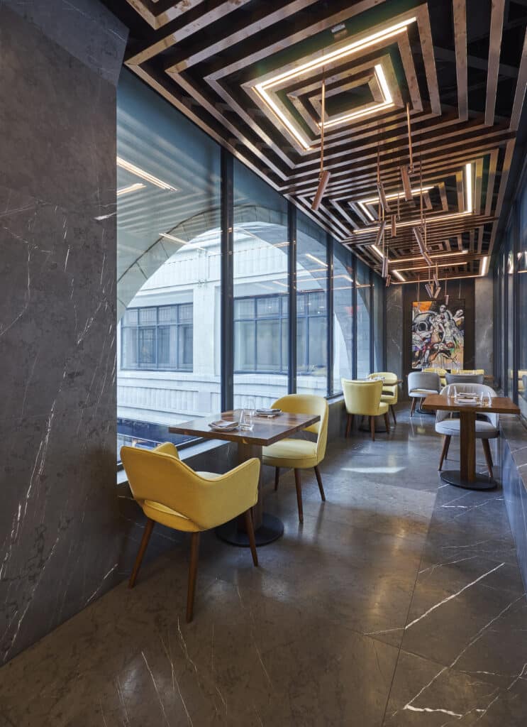 Der anthrazitfarbene Marmor Grey-Pietra aus dem Iran weist eine markante, elegante weiße Maserung auf. Wie man im Restaurant AI sehen konnte, ist er äußerst vielseitig einsetzbar und bleibt trotz Akzentsetzung eher klassisch zurückhaltend.