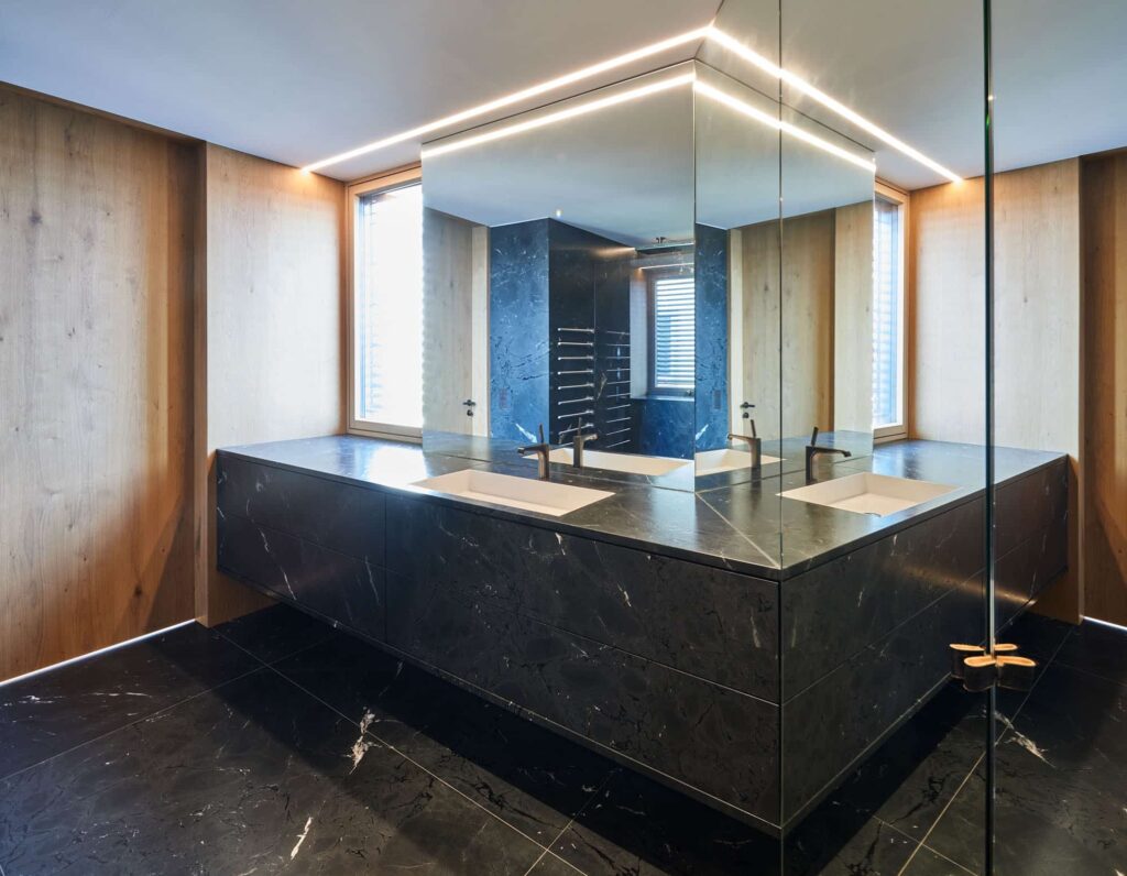 Der Steins macht Staunen: Negresco Leather. Der schwarze Granit wirkt bestimmt und scheint durch die raffinierte Gestaltung zugleich schwerelos.