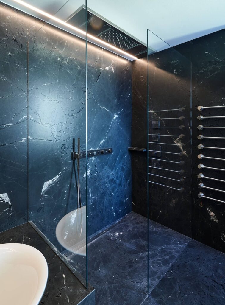 Der Steins macht Staunen: Negresco Leather. Der schwarze Granit wirkt bestimmt und scheint durch die raffinierte Gestaltung zugleich schwerelos.