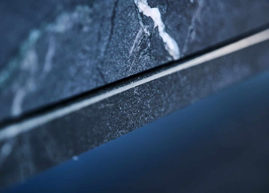 Der Steins macht Staunen: Negresco Leather. Der schwarze Granit wirkt bestimmt und scheint durch die raffinierte Gestaltung zugleich schwerelos.