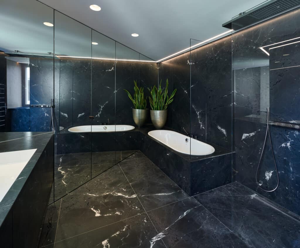 Der Steins macht Staunen: Negresco Leather. Der schwarze Granit wirkt bestimmt und scheint durch die raffinierte Gestaltung zugleich schwerelos.